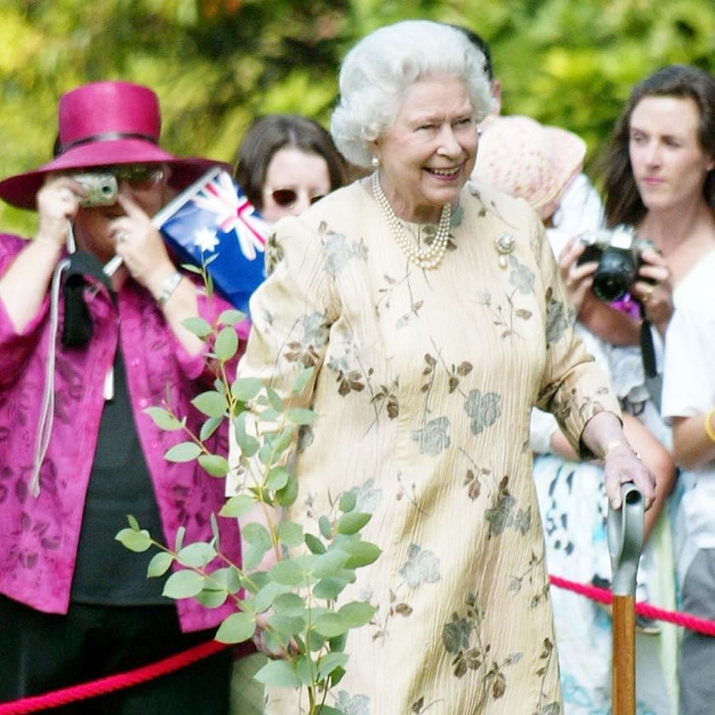 Además de 33 días de vacaciones anuales, incluidos días festivos bancarios, almuerzo y gimnasio gratis, capacitación y desarrollo profesional y, sobre todo, 'codearse' a diario con la realeza.
