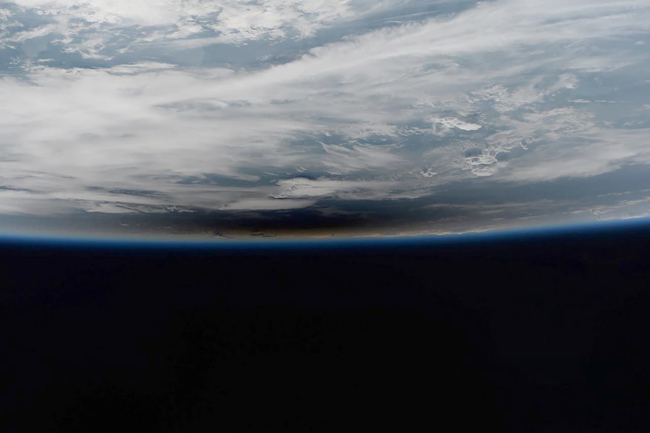 Esta foto fue tomada por el astronauta italiano Paolo Nespoli desde la estación espacial internacional. Se puede ver la sombra sobre la Tierra.
<br>