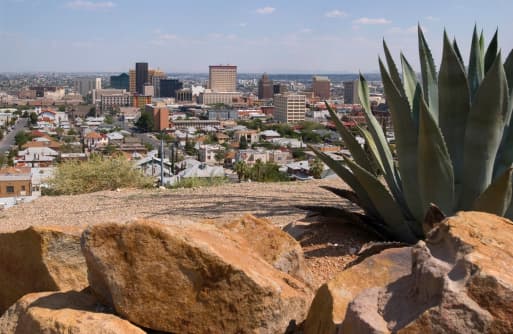 <b>El Paso, Texas</b> 
<br>
<i>Ocupa el puesto número 4 en la lista.</i>
<br>
<br>Porcentaje de población 18-24: 11.1% 
<br>Renta mensual promedio: $933 
<br>Costo anual de comestibles: $2,176.13 Costo anual de atención médica: $971.06 Costo anual de transporte: $3,056.92 
<br>Costo anual de servicios públicos: $1,783.73 Costo anual de necesidades: $19,183.82 Dinero sobrante después de las necesidades: $10,736.18