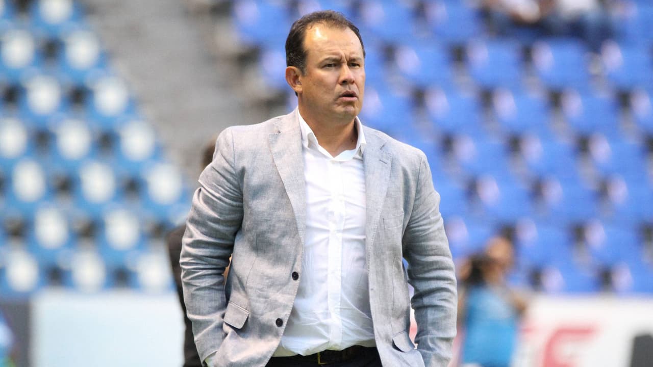 Juan Reynoso, técnico 17 de Cruz Azul desde su último título