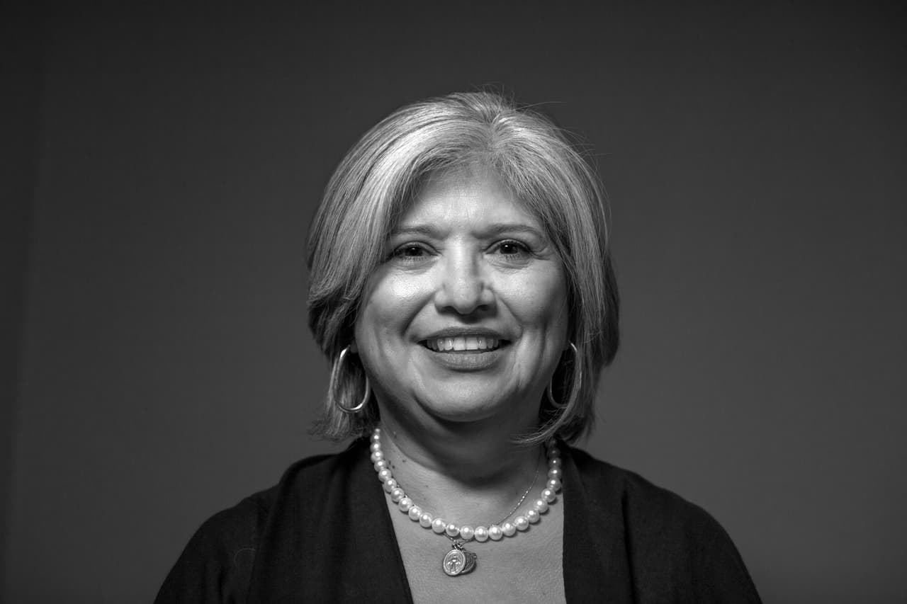 <b>“No estamos aquí para que nos den las cosas, estamos aquí para trabajar”.</b> Los abuelos de Ana Gonzales nacieron en la ciudad de México y llegaron directo a Richmond, en el condado de Fort Bend, a trabajar como agricultores. Cree que los hispanos “tenemos el poder de ganar, pero no sabemos que lo tenemos". Es directora servicios sociales del condado y cree que “la comunidad latina no está consciente de que esta vez tenemos los votos, de que somos la mayoría”. Piensa que muchos latinos no se hacen ciudadanos para votar porque es costoso, muchos no tienen el dinero para abogados o las clases. Para ella lo más importante es que las comunidades hispanas se involucren y formen parte de las decisiones en los temas importantes: la educación, el trabajo y el sistema de salud.
<br>