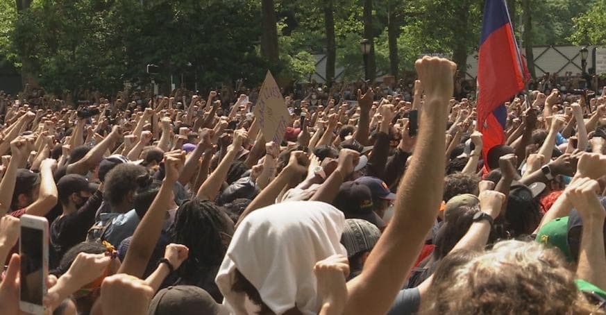 Durante el verano las calles de Manhattan, Brooklyn y El Bronx vieron decenas de protestas del moviemiento Black Lives Matter en nombre de George Floyd, que murió a manos de la polícia en Minneapolis durante un arresto.