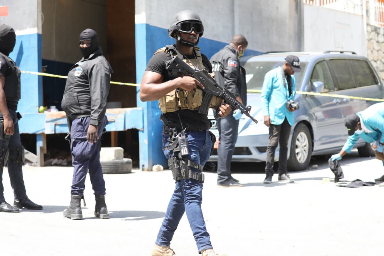 <b>Video: </b>Por el momento hay 
<b>seis sospechosos detenidos</b>, cuatro asesinados y más de seis a los que se persigue en dos edificios de Puerto Príncipe, según informaron el jueves fuentes oficiales.
<br>
<br>