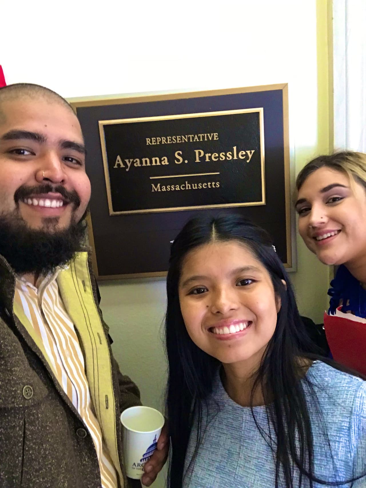 <b>Carlos Gutiérrez (izquierda) es originario de Zamora (Michoacán) y vive en California desde que tenía 7 años y medio.</b> "Aquí nadie es un advocacy person (activista) profesional. Todos somos personas que estamos viviendo nuestra vida regular y nos han invitado a venir y platicar sobre nuestras historias", afirma Gutiérrez. "De lo que se trata todo el día es de hacer el mayor número de visitas congresionales y poder contarles nuestras historias, decirles sobre el programa de advance parole. Muchas oficinas no saben lo que es y hay muchas ideas equivocadas y eso no nos ayuda porque cuando no pueden entender lo importante que puede ser esto para nosotros y el impacto que puede tener ahorita mismo en nuestras vidas, nunca van a poder decir: 'Tenemos que pelear por esto'", afirma.