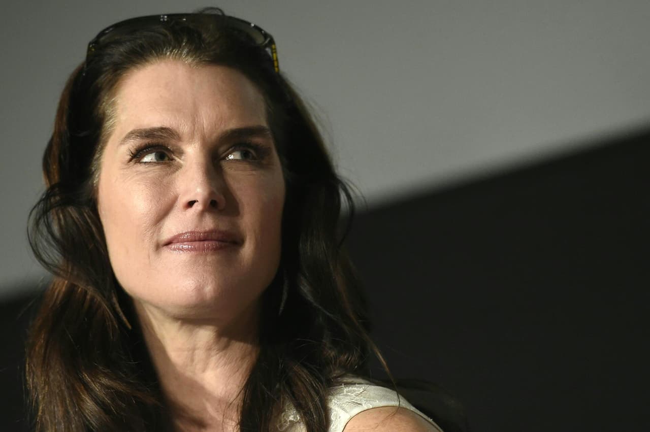 La actriz Brooke Shields publicó un libro llamado “Down Came the Rain” sobre la depresión posparto, en el que cuenta lo difícil que fue para ella la llegada de su primer bebé. "Realmente no quería seguir viviendo”, dijo de aquella etapa oscura, de la que salió gracias a ayuda profesional y a un tratamiento con antidepresivos.
