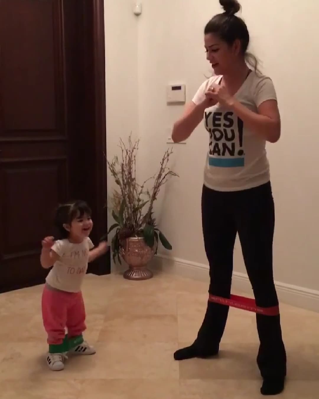 Esta no es la primera vez que ellas se ejercitan juntas. Aunque no fue en el gimnasio, a Giulietta le encanta seguir el ejemplo de su mamá, ya sea en casa o bailando, como cuando Ana Patricia concursó en Mira Quién Baila y la pequeña la imitaba.