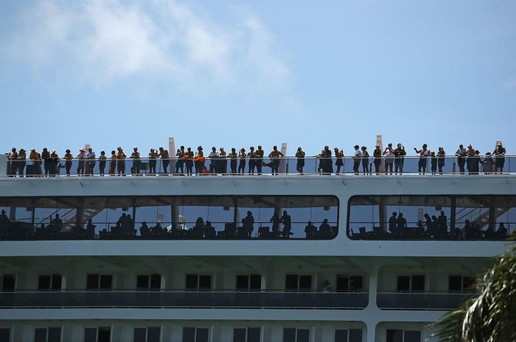Sin hoteles, aviones o autos para rentar: pasajeros que llegan en cruceros a Miami enfrentan una situación de emergencia