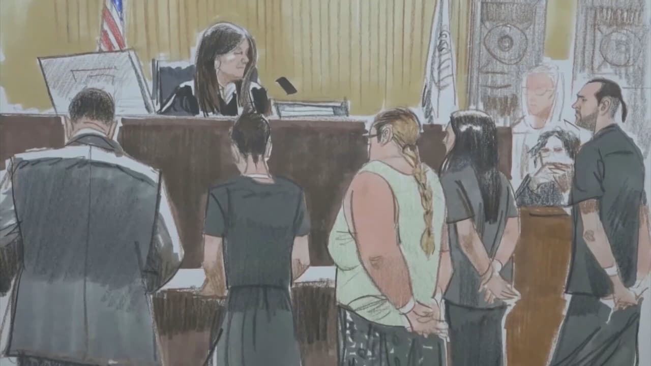 <b>El 17 de mayo de 2019</b> comparecen las acusadas por primera vez en la corte. Las mujeres son 
<b>acusadas de homicidio en primer grado</b> y 
<b>agresión agravada de un menor de 13 años</b>. Durante la audiencia se conocen 
<b>detalles horrorizantes</b>, como el hecho de que 
<b>estrangularon a Marlen con un cable</b> eléctrico.