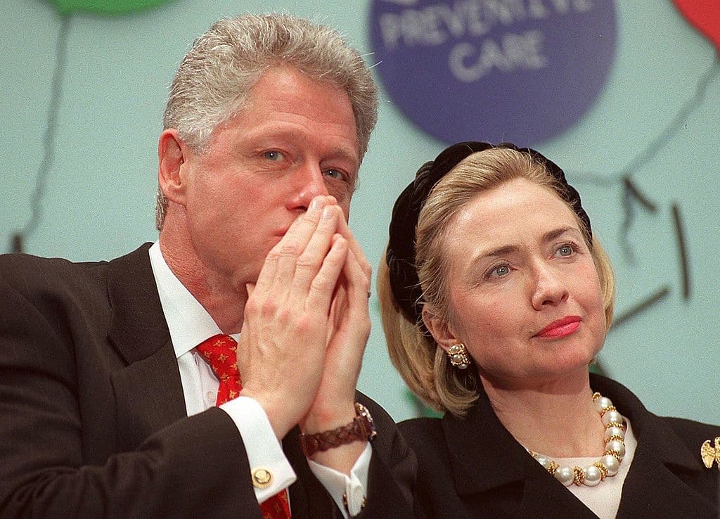 Hillary y Bill Clinton en un evento en el Children's Hospital de Washington DC, luego de que el entonces presidente firmó una iniciativa para brindar seguro médicos a niños.