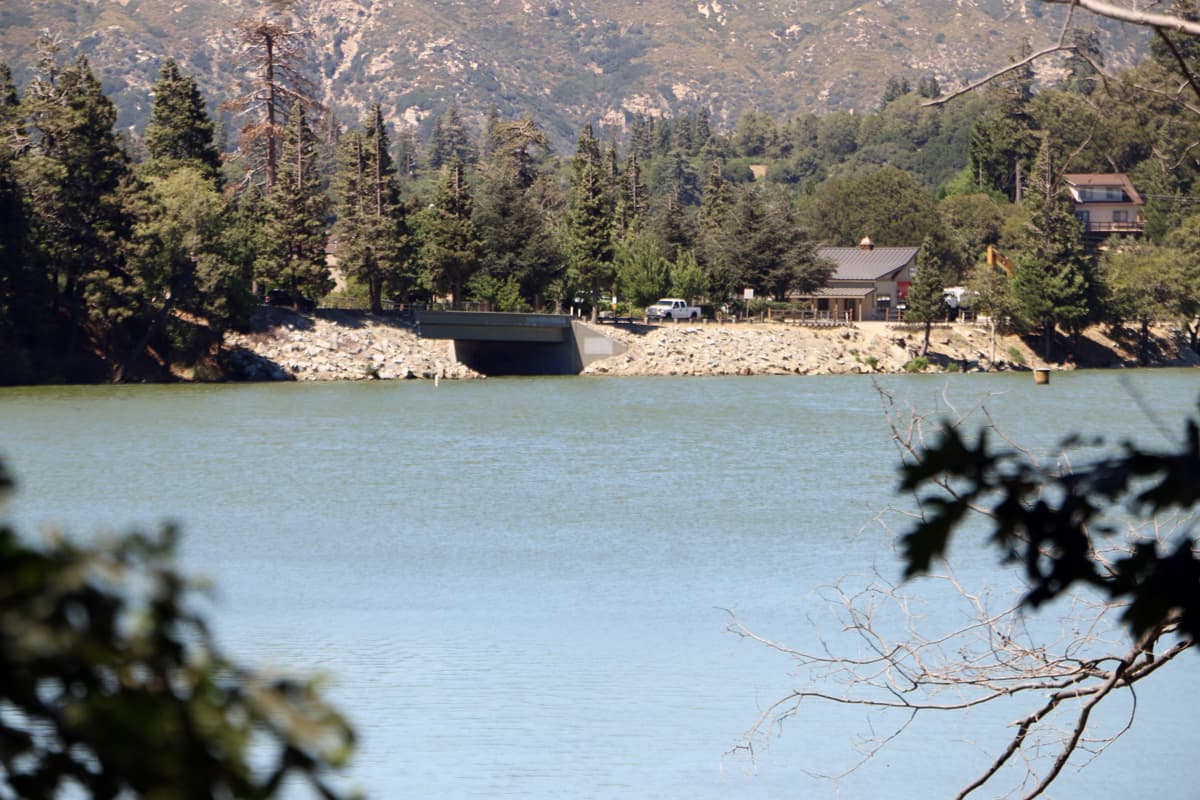 Tanto la reserva de agua como el área que los rodean conforman el 
<a href="https://parks.sbcounty.gov/park/lake-gregory-regional-park/" target="_blank">Parque Regional del Lago Gregory</a> adyacente a Crestline.