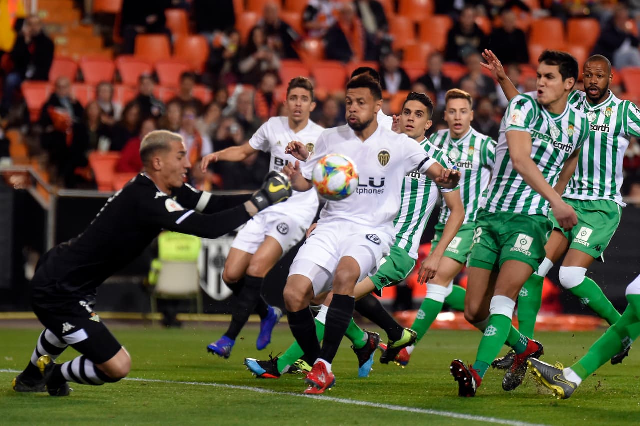 Joel Robles, portero verdiblanco, comenzaba a tener suficiente trabajo para salvar su arco.