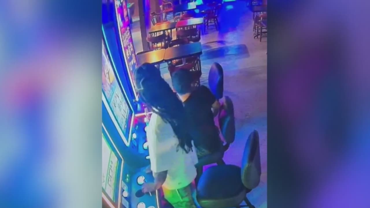 Asaltan máquina de apuestas en bar de San Antonio; ladrones huyen con mil dólares
