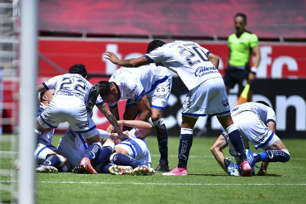 Partidazo entre el Puebla y Toluca, donde se va en empate el partido 4-4. Los goles a cargo de los 'diablos rojos' fueron por parte de Michel Estrada, quien anoto doblete, Alexis Canelo y Diego Rigonato Rodríguez, mientras que para la franja anotaron Santiago Ormeño, Juan Segobia, Daniel Aguilar y Daniel Álvarez López, durante la Jornada 12 de la Liga MX.