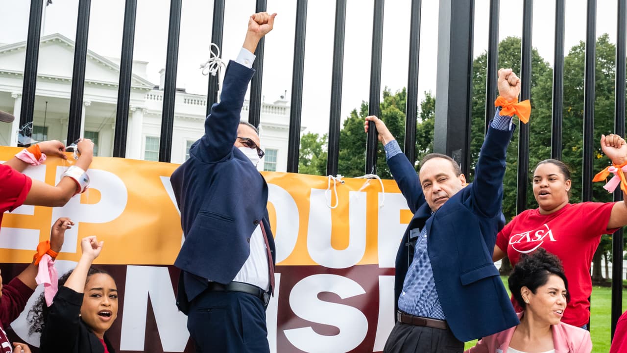 El ex representante Luis Gutiérrez participó en la manifestación y hasta se colgó de las rejas de la Casa Blanca. 
<b>"Usted es nuestro amigo, un aliado, y lo elegimos presidente. Cumple su promesa"</b>, dijo.