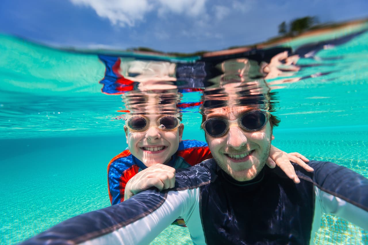 La natación es un deporte divertido que puedes practicar con tus hijos