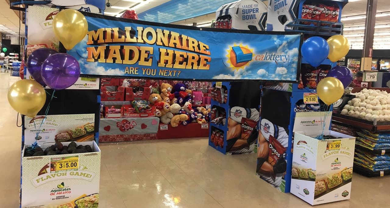 <b>El más buscado.</b> Un cliente de la cadena de supermercados hispanos Cardenas Market en el condado de San Bernardino 
<b><a href="http://www.univision.com/los-angeles/kmex/estilo-de-vida/juego-y-loteria/un-cliente-de-una-cadena-de-supermercados-hispanos-gana-72-millones-en-la-loteria">resultó ganador de los 72 millones de dólares</a></b> del premio acumulado de SuperLotto Plus el 25 de enero de 2017, según 
<a href="http://www.calottery.com/media/press-releases/press-release?Item=%7bC8098F41-6C26-4D32-BFA6-F18CAD2FD28C%7d" target="_blank">anunció California State Lottery</a>. La persona afortunada aún no ha ido a cobrar el premio y su identidad es también un misterio para la empresa vendedora.
<br>