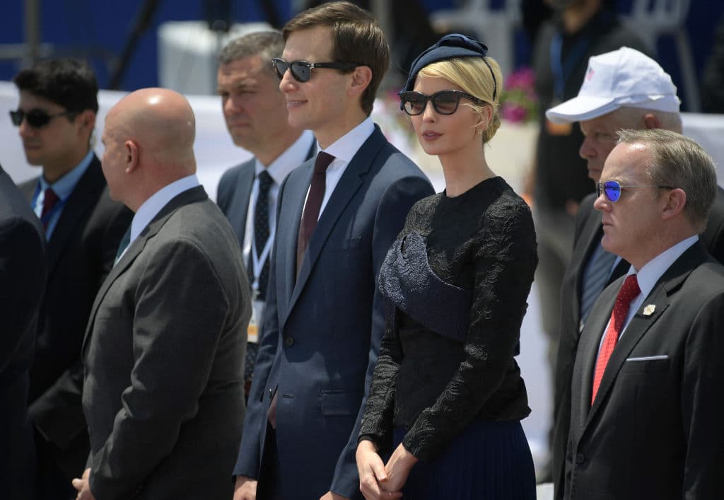 En la gira le acompañan su hija Ivanka y su esposo Jared Kushner, ambos asesores del mandatario.