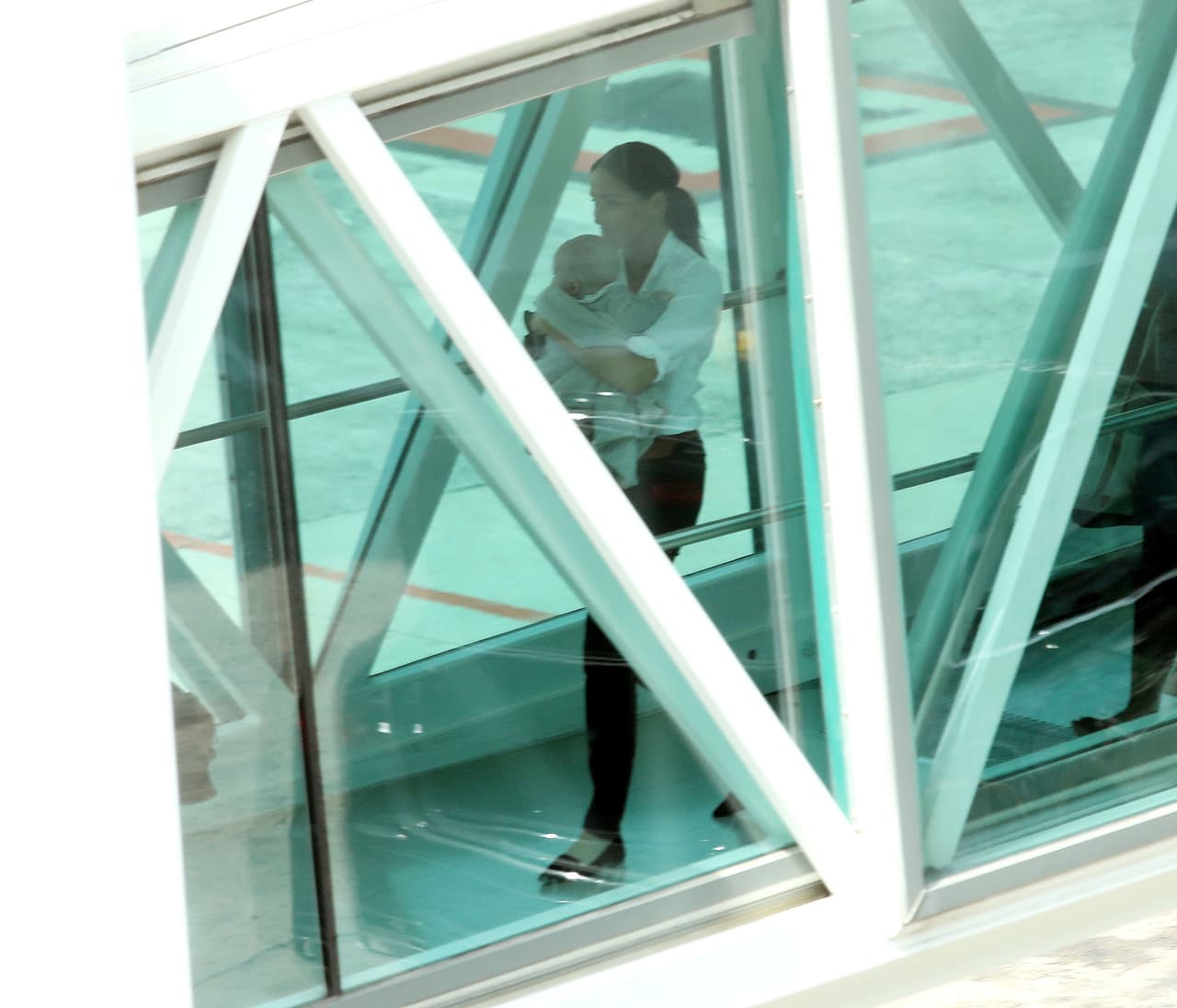 Días después, Meghan Markle y su bebé fueron fotografiados en el aeropuerto internacional de Ciudad del Cabo.