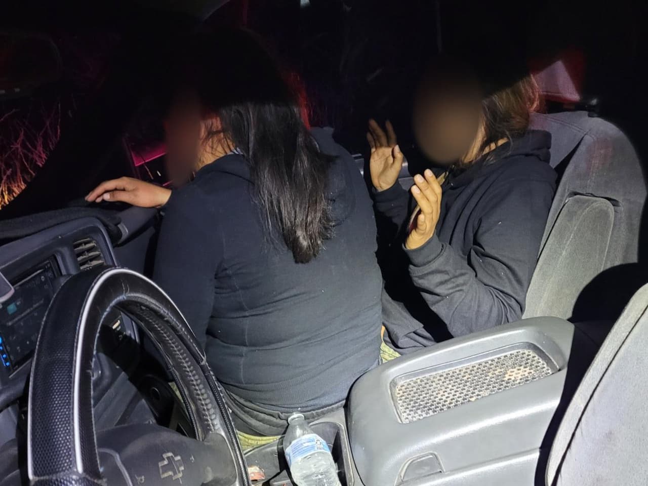 En la cabina de la unidad viajaban tres inmigrantes.