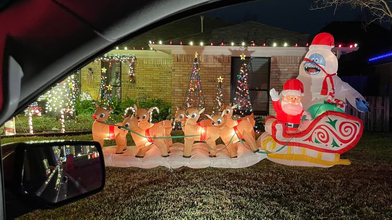 El 
<b>recorrido se hace por los carriles derechos</b> y el carril izquierdo debe estar abierto para camiones de emergencia y autos de propietarios de Interlochen.