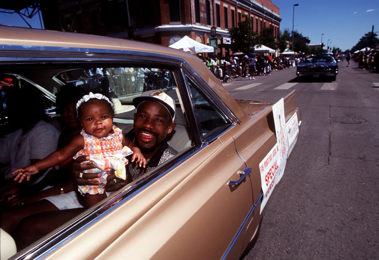 Los asistentes a un desfile por Juneteenth en Denver, Colorado, en 1988. En este estado esta celebración es oficial desde antes que dura un feriado Federal. Las organizaciones de derechos civiles buscaron que se estableciera como feriado Federal durante años.