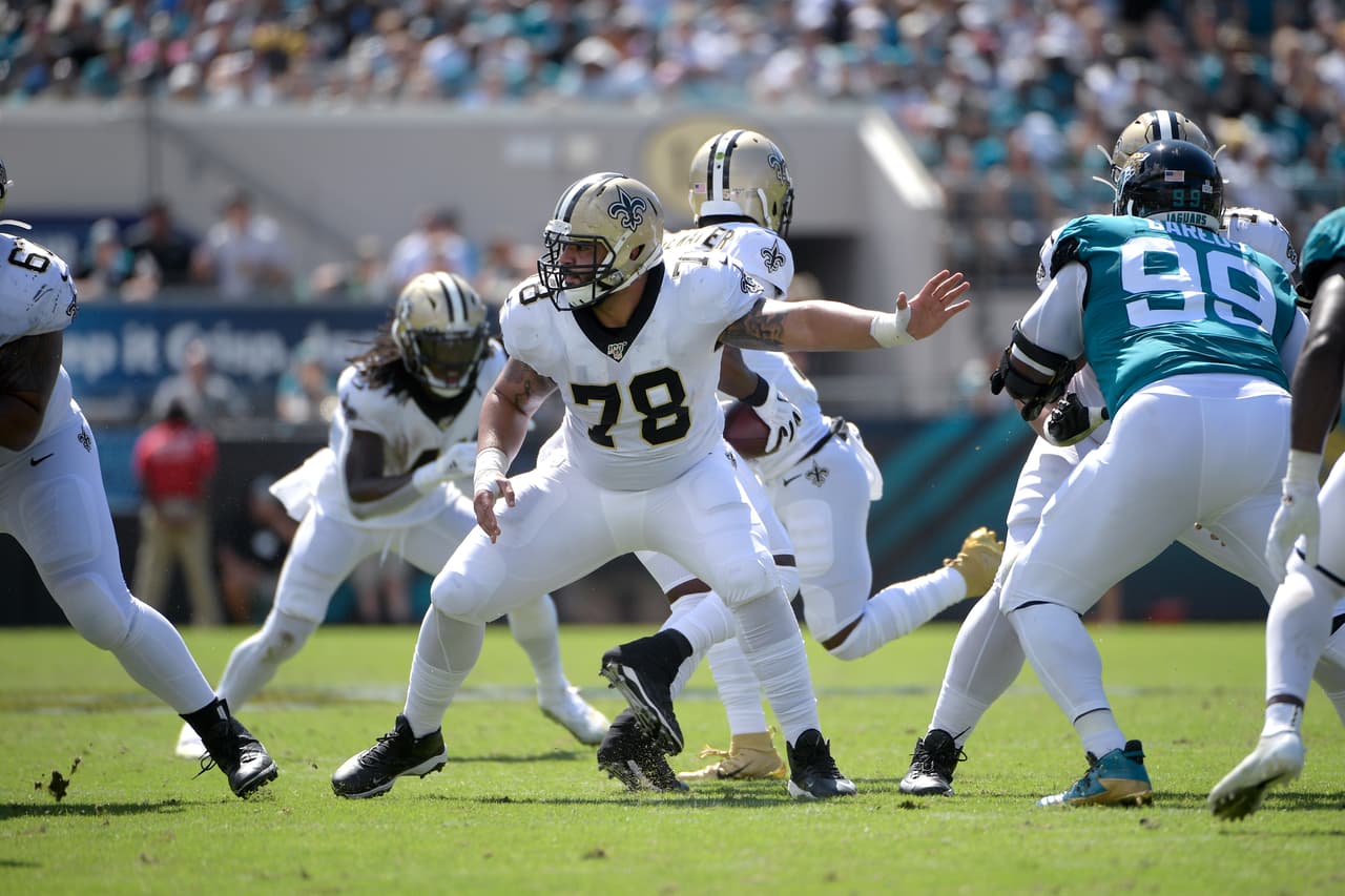 <b>Erik McCoy | C | New Orleans Saints </b>
<br>
<b>- Edad: 22 años</b>
<br>- ¿Qué más se puede pedir de un centro novato? McCoy superó las expectativas y obtuvoo la cuarta marca más alta de PFF por un pivote de un puntaje de bloqueo de carrera en el tercer puesto y la octava mejor calificación de bloqueo de pases. 
<br>- Con el nuevo jugador de primera ronda César Ruiz agregado a la tripulación, los Saints han compilado una línea interior lista para detener a los defensivos.