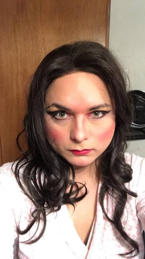 <b>Fabián</b> ha causado polémica en las redes sociales gracias a su caracterización de mujer: "¡Hasta de mujer me veo guapo! #ObraDeTeatro #MasVenenoImposible #Actor #Comedia".