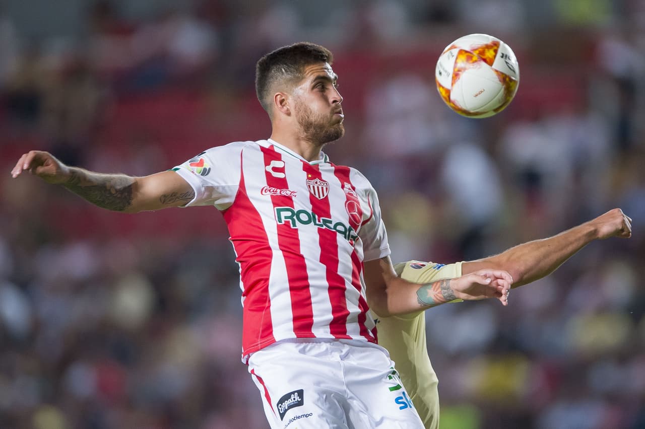 El jugaodr del Necaxa, Ventura Alvarado, tiene tatuajes en los brazos y en el pecho.