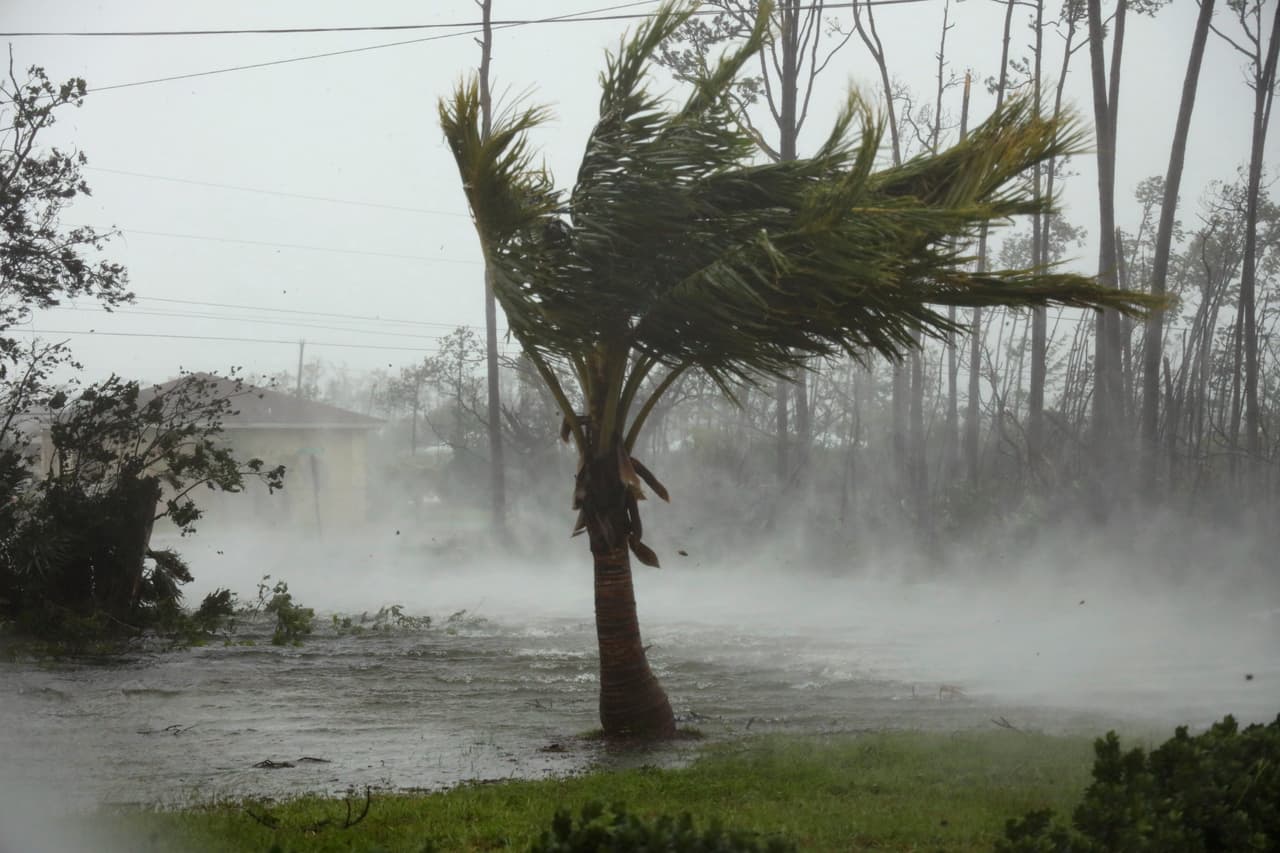 Un camino inundado en Freeport, Gran Bahama. Luego de varias horas sobre el norte del archipiélago, el peligroso temporal comienza a moverse muy lentamente hacia el noroeste, a 1 milla por hora.