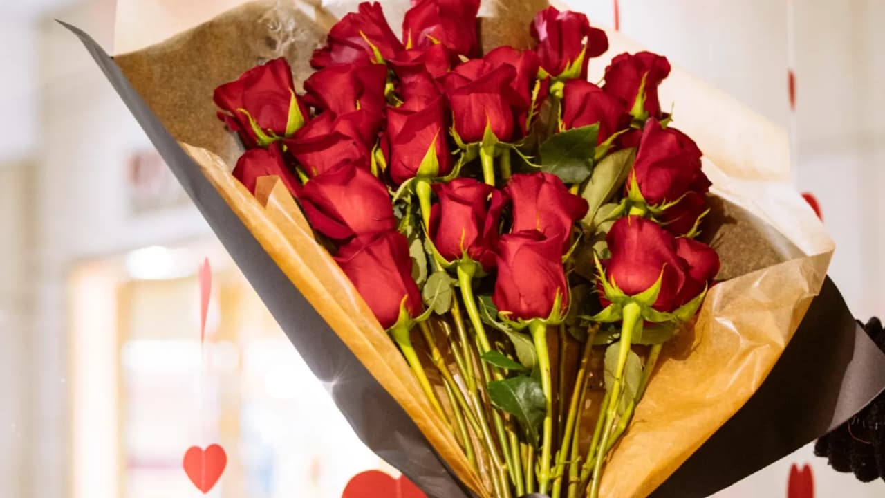 Después de las 4 p.m., las 3,000 flores quedaron a disposición de los visitantes, quienes pudieron
<b> llevarse algunas a casa.</b>