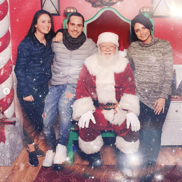 Aislinn publicó otra imagen junto a Santa Claus en la que aparece acompañada por Mauricio Ochmann y la hija del actor, Lorenza Ochmann.