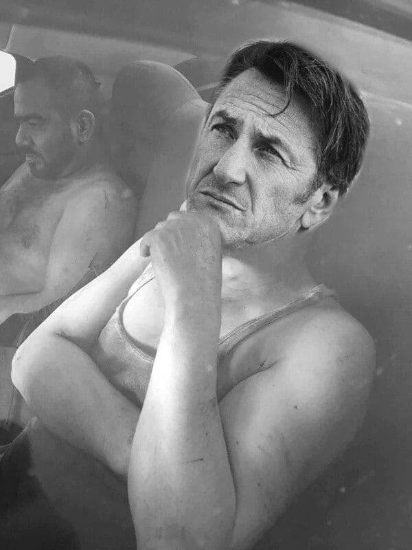 Con su cara sobre la foto de captura de "El Chapo".