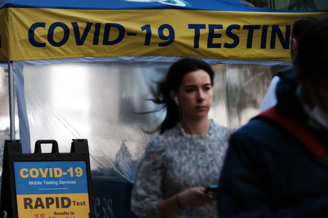 Para encontrar un sitio de distribución de pruebas de covid-19, visita: NYC At-Home COVID-19 Test Kit Pickup.