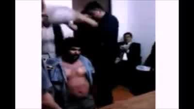 Video muestra a presuntos agentes torturando a un detenido