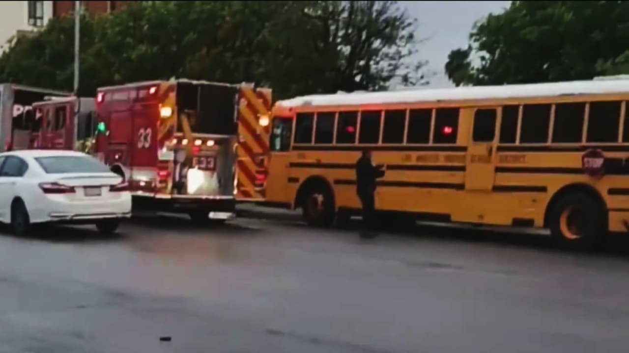 Camión de carga y un autobús escolar con ocho estudiantes a bordo chocan en el sur de Los Ángeles