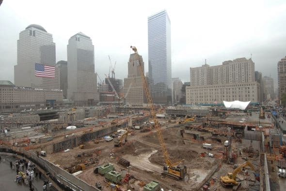 La gente camina en el vacío que quedó en donde se encontraba el World Trade Center, mientras las obras siguen. Foto del 2007.