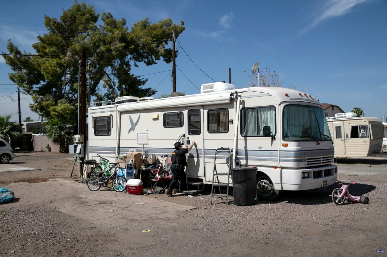 Cerrarán tres parques de casas móviles en Phoenix, lo que causará el desplazamiento de más de 300 personas