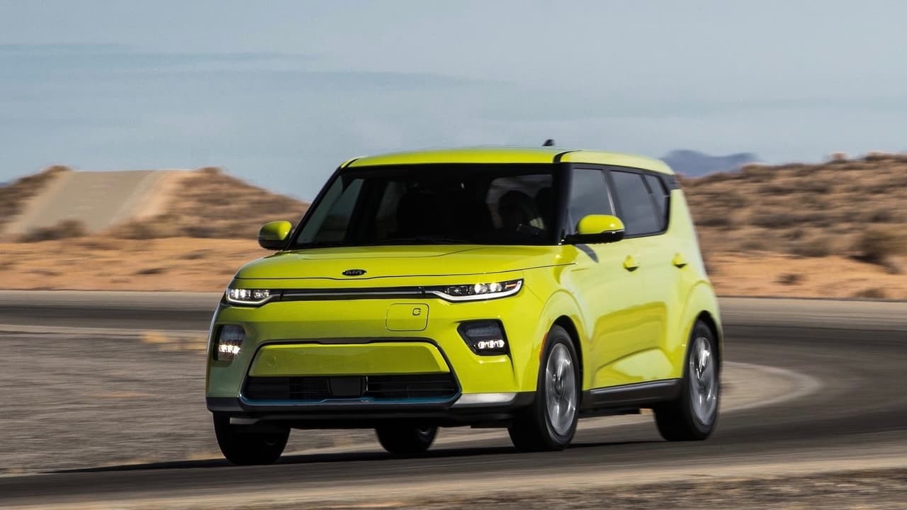 <h3 class="cms-h3-H3">Kia Soul EV</h3>
<br>La tercera generación de la Kia Soul, junto con la segunda generación de la Kia Soul EV, llegarán a Estados Unidos en el transcurso de 2019 como modelos 2020. Aunque la Agencia de Protección Ambiental de Estados Unidos (EPA) aún no ha certificado su autonomía, la Hyundai Kona Electric, que utiliza la misma plataforma y tecnología similar, cuenta con autonomía de 258 millas por carga y es actualmente el eléctrico no fabricado por Tesla con más autonomía disponible en Estados Unidos. No esperamos menos de la Kia Soul Electric 2020. La actual versión solo se vende en los estados de California, Connecticut, Georgia, Hawaii, Maryland, Massachusetts, New Jersey, New York, Oregon, Rhode Island, Texas, y Washington. Kia no ha indicado si ampliará la disponibilidad geográfica de la segunda generación.
<br>
<br>Precio inicial: 33,950 dólares (modelo 2019)
<br>
<b>Precio inicial manos el incentivo fiscal: 26,450 dólares</b> (modelo 2019)