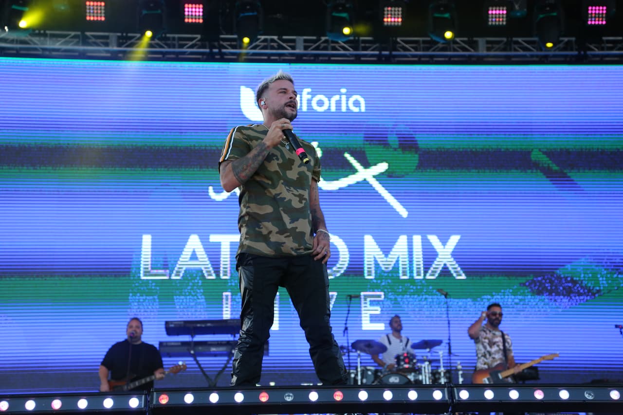 Así que 'Vamos Pa' La Playa' que Pedro Capó llegó desde Puerto Rico para cantar 'Calma' y el público le respondió coreando este gran éxito que hizo en colaboración con Farruko.