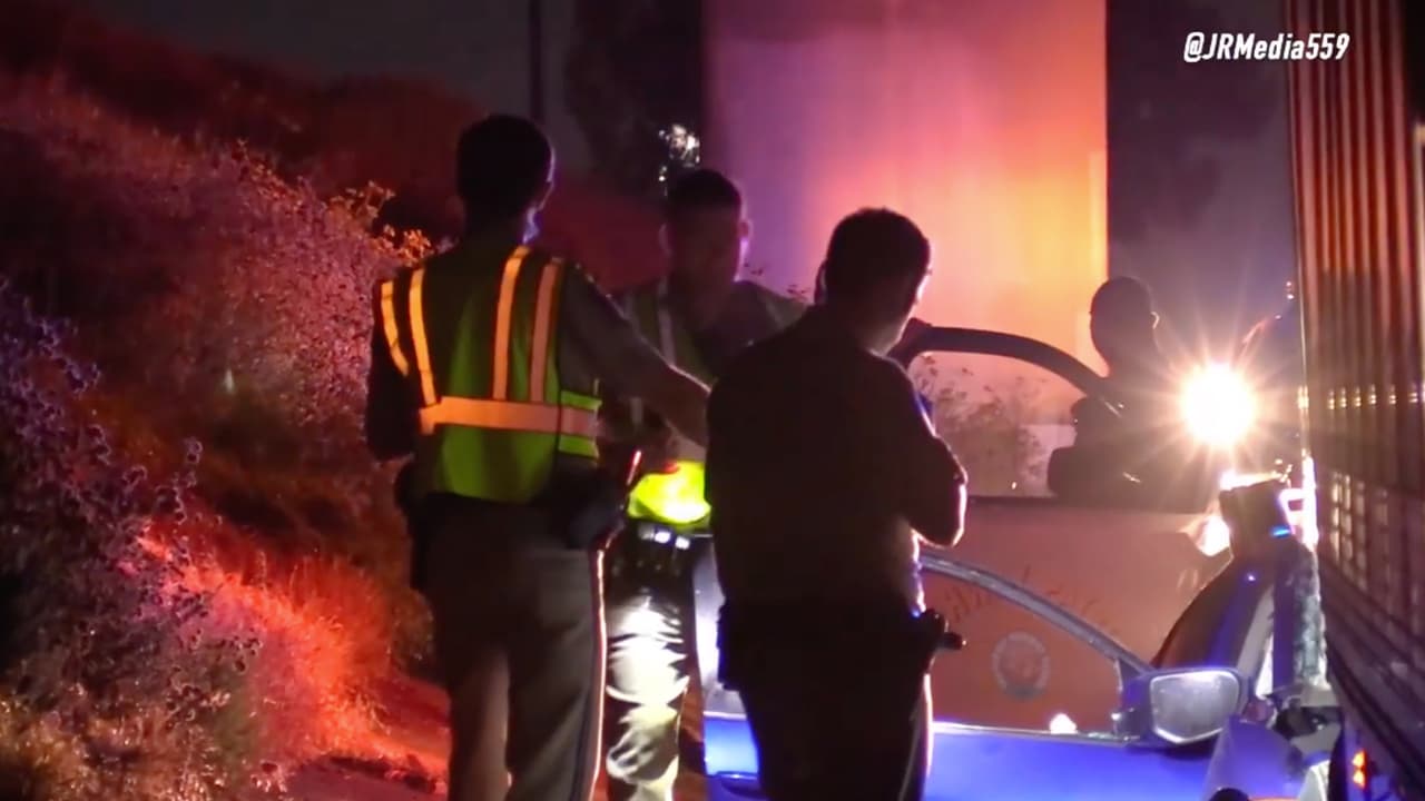 A la altura de la avenida North, la conductora que iba aparentemente a exceso de velocidad, quedó atrapada bajo el vehículo.