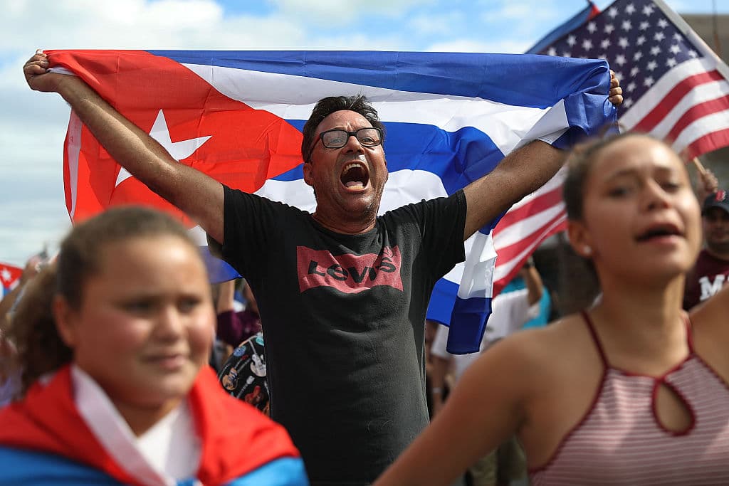 Los hijos del exilio cubano celebran la muerte de un mito