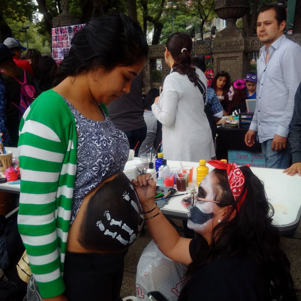 Sin importar la edad, cientos de personas decidieron salir a las calles de la Ciudad de México para darle vida a un personaje muy especial en el Día de Muertos: La Catrina, personaje creado por el ilustrador José Guadalupe Posada y que sin duda es un ícono de la cultura mexicana.