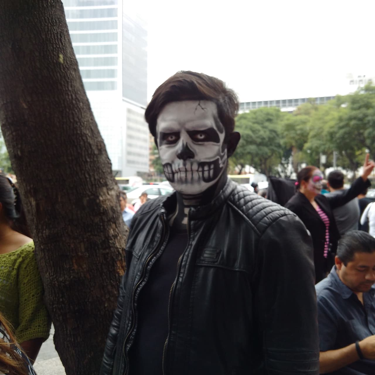 Sin importar la edad, cientos de personas decidieron salir a las calles de la Ciudad de México para darle vida a un personaje muy especial en el Día de Muertos: La Catrina, personaje creado por el ilustrador José Guadalupe Posada y que sin duda es un ícono de la cultura mexicana.