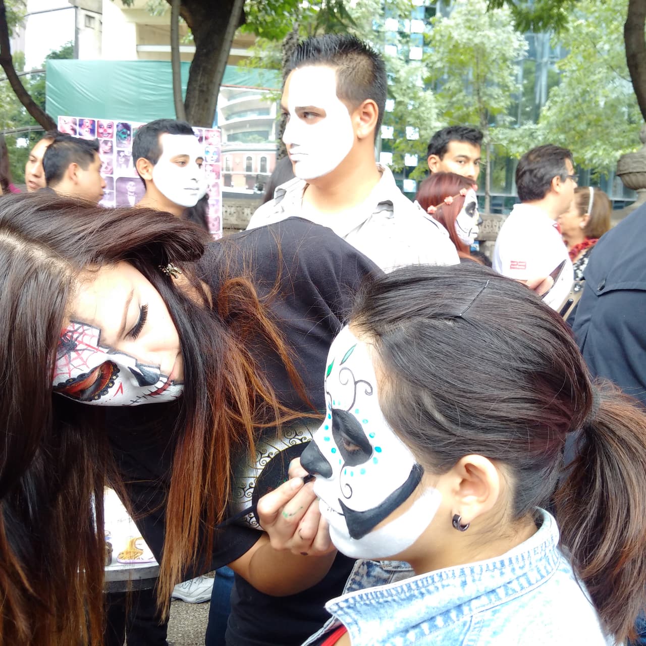 Sin importar la edad, cientos de personas decidieron salir a las calles de la Ciudad de México para darle vida a un personaje muy especial en el Día de Muertos: La Catrina, personaje creado por el ilustrador José Guadalupe Posada y que sin duda es un ícono de la cultura mexicana.