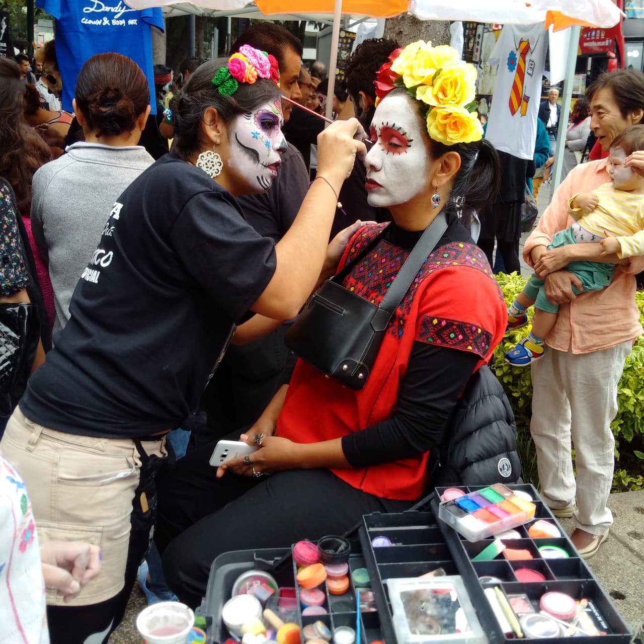 Sin importar la edad, cientos de personas decidieron salir a las calles de la Ciudad de México para darle vida a un personaje muy especial en el Día de Muertos: La Catrina, personaje creado por el ilustrador José Guadalupe Posada y que sin duda es un ícono de la cultura mexicana.