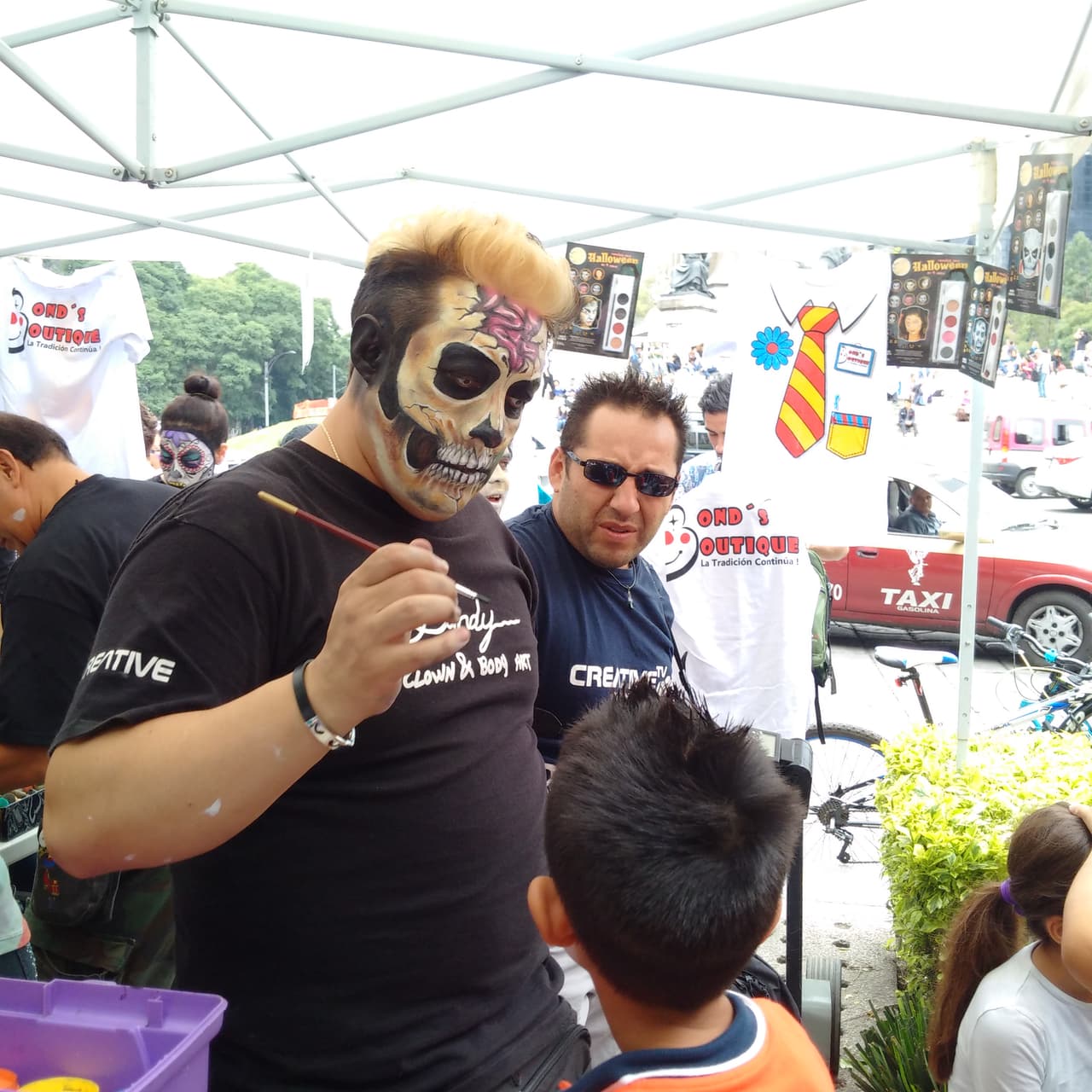 Sin importar la edad, cientos de personas decidieron salir a las calles de la Ciudad de México para darle vida a un personaje muy especial en el Día de Muertos: La Catrina, personaje creado por el ilustrador José Guadalupe Posada y que sin duda es un ícono de la cultura mexicana.