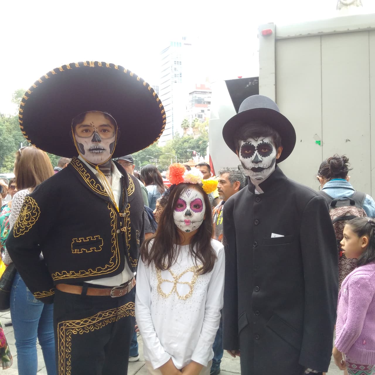 Sin importar la edad, cientos de personas decidieron salir a las calles de la Ciudad de México para darle vida a un personaje muy especial en el Día de Muertos: La Catrina, personaje creado por el ilustrador José Guadalupe Posada y que sin duda es un ícono de la cultura mexicana.