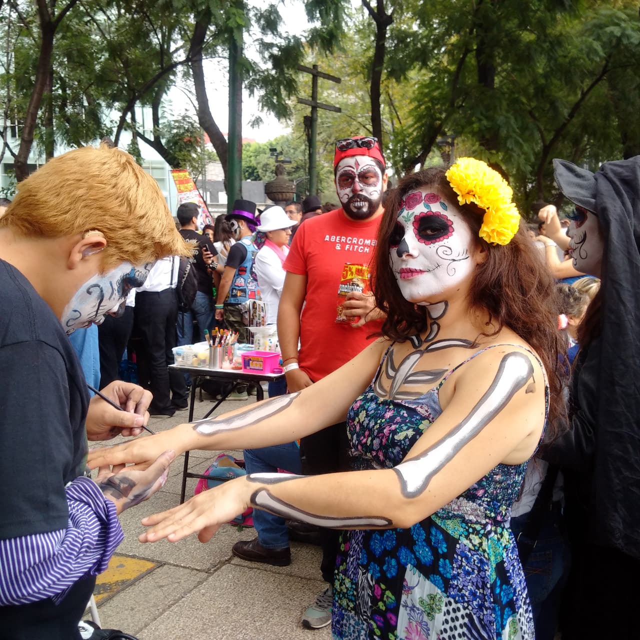 Sin importar la edad, cientos de personas decidieron salir a las calles de la Ciudad de México para darle vida a un personaje muy especial en el Día de Muertos: La Catrina, personaje creado por el ilustrador José Guadalupe Posada y que sin duda es un ícono de la cultura mexicana.
