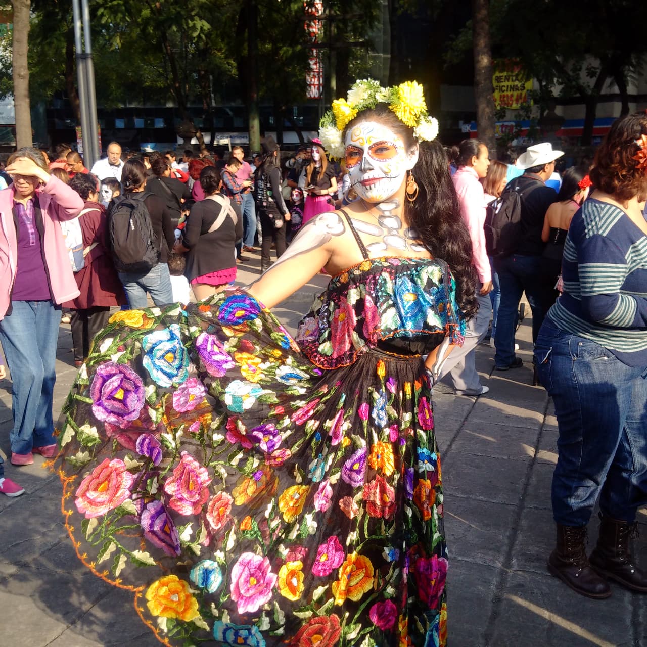 Sin importar la edad, cientos de personas decidieron salir a las calles de la Ciudad de México para darle vida a un personaje muy especial en el Día de Muertos: La Catrina, personaje creado por el ilustrador José Guadalupe Posada y que sin duda es un ícono de la cultura mexicana.