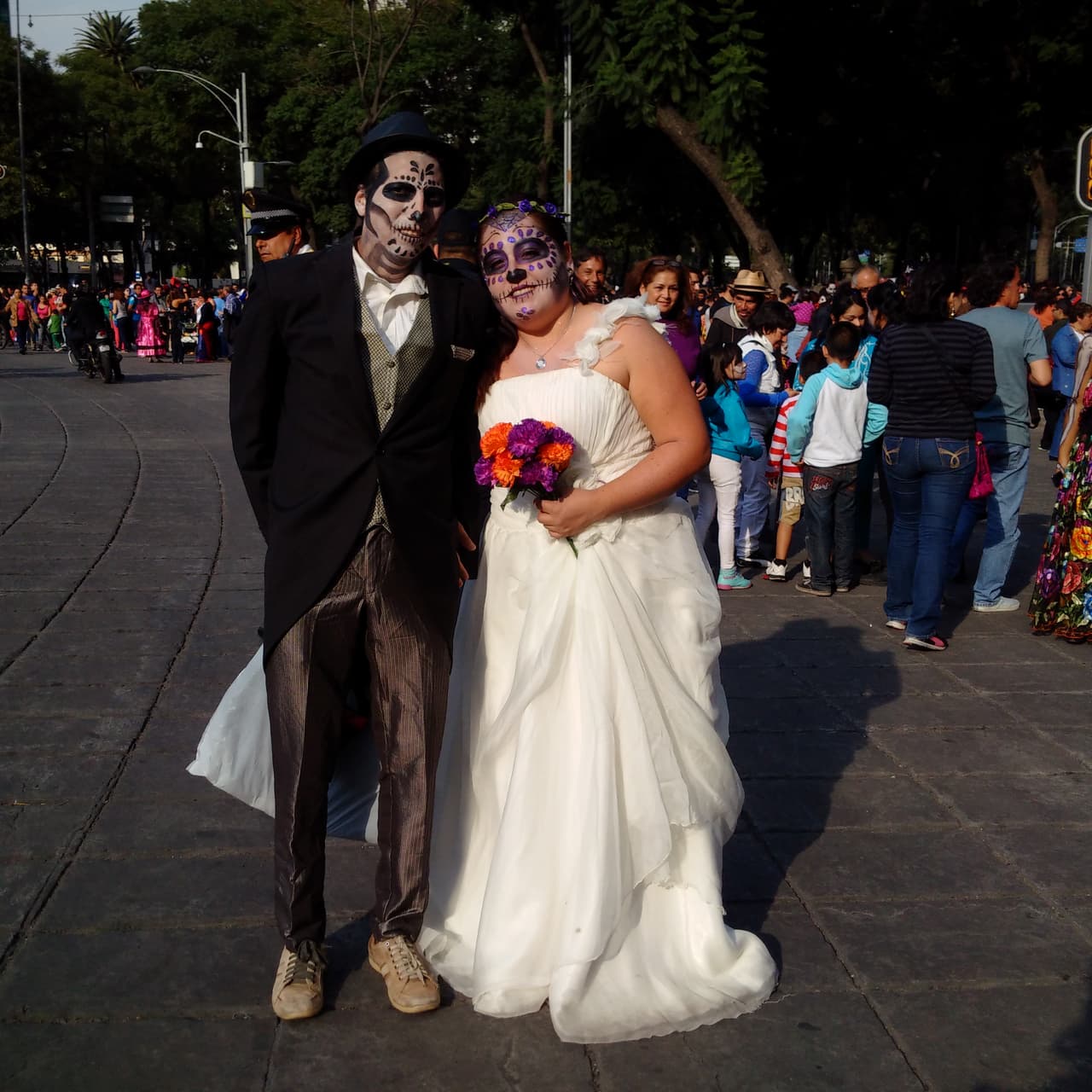 Sin importar la edad, cientos de personas decidieron salir a las calles de la Ciudad de México para darle vida a un personaje muy especial en el Día de Muertos: La Catrina, personaje creado por el ilustrador José Guadalupe Posada y que sin duda es un ícono de la cultura mexicana.